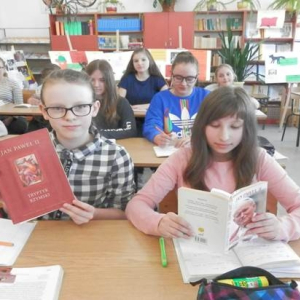 Uczniowie czytali i słuchali poezji Jana Pawła II