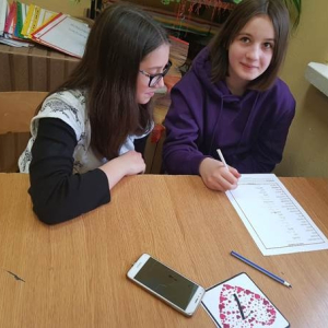 Julia i Weronika znalazły przed sobą pomieszane litery w wyrazach. Ich zadaniem było ułożyć je w odpowiedniej kolejności, aby powstały walentynkowe wyrazy. Oznaczone litery wpisały kolejno do paska dekodującego i odczytały hasło.